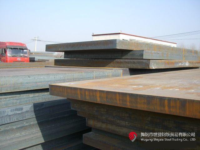 “這是我們研發的又一個國內首發產品——174mm的特厚鉻鉬鋼板，一共11塊，將替代進口，獨家應用于江蘇某重點技改項目核心裝置——氨合成反應器的制造！”9月5日，在河鋼集團舞鋼公司產線上，看著一批鋼板即將裝車發往客戶，科技部研發人員李某某一臉自豪。