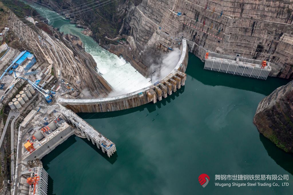 10月24日下午,白鶴灘水電站右岸地下廠房更后一倉封頂混凝土澆筑完成,標志著世界在建更大水電站地下廠房全線封頂。在該工程建設中,河鋼集團舞鋼公司累計生產供應Q500、Q345C/B、SX780等數個新品種鋼板4500噸,主要用于水電站水輪機座環、發電機頂蓋、控制環、壓力鋼管制造,大大加速了大型發電機組用鋼國產化進程。 10月24日下午,白鶴灘水電站右岸地下廠房更后一倉封頂混凝土澆筑完成,標志著世界在建更大水電站地下廠房全線封頂。在該工程建設中,河鋼集團舞鋼公司累計生產供應Q500、Q345C/B、SX780等數個新品種鋼板4500噸,主要用于水電站水輪機座環、發電機頂蓋、控制環、壓力鋼管制造,大大加速了大型發電機組用鋼國產化進程。