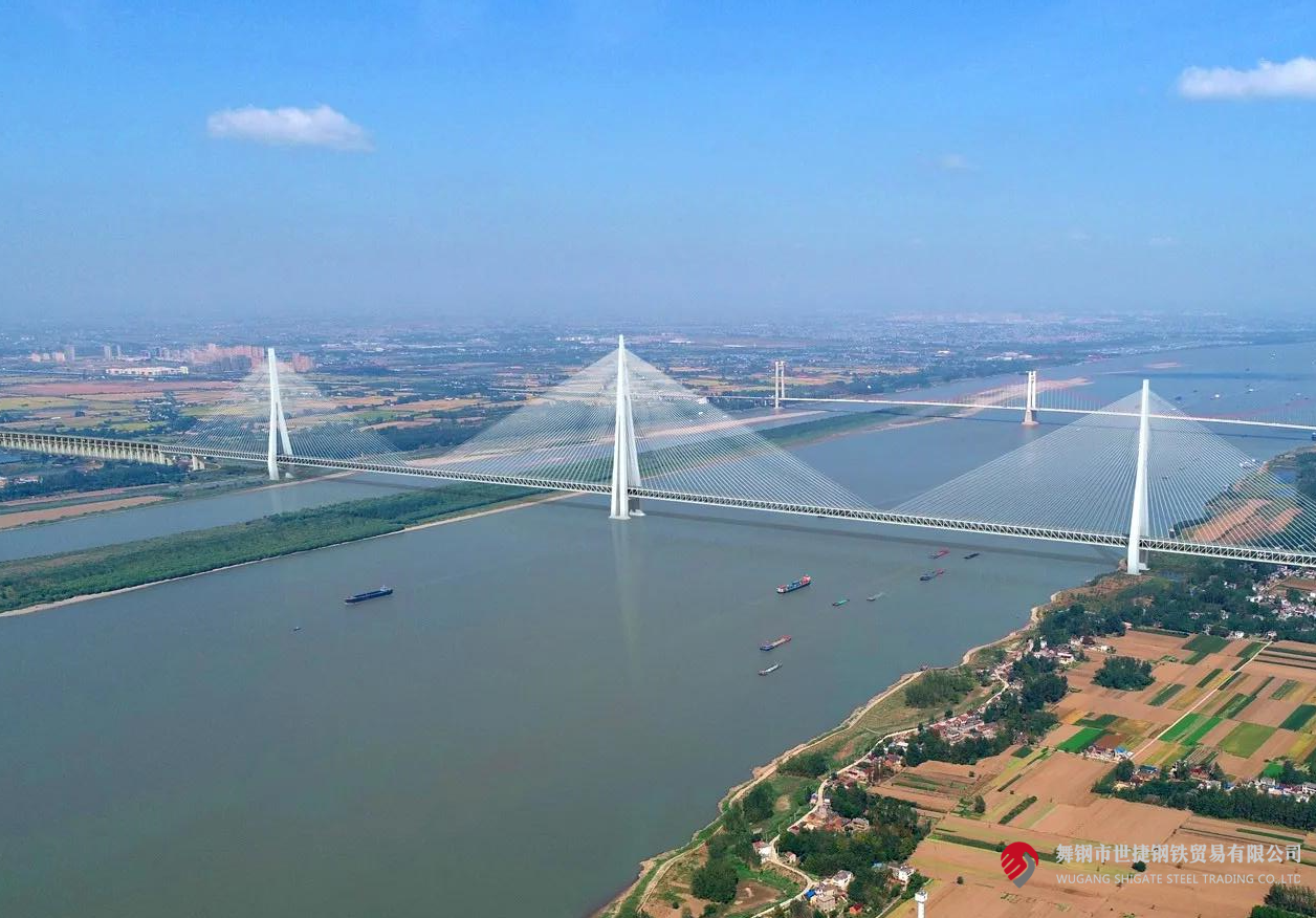 4月10日,中央電視臺(tái)《新聞聯(lián)播》和《東方時(shí)空》節(jié)目同時(shí)播報(bào)了更大跨度三塔斜拉橋——馬鞍山長江公鐵大橋主塔開始吊裝的消息。該項(xiàng)目建設(shè)過程中,河鋼集團(tuán)舞鋼公司累計(jì)為其供應(yīng)高級(jí)別橋梁鋼板Q370qE、Q420qE、Q500qE近6萬噸,用于該橋關(guān)鍵部位建設(shè)。其中,批量供貨的高級(jí)別橋梁鋼Q500qE各項(xiàng)技術(shù)指標(biāo)世界領(lǐng)先。目前,舞鋼橋梁鋼實(shí)現(xiàn)了從Q345到Q690級(jí)別的全覆蓋。 4月10日,中央電視臺(tái)《新聞聯(lián)播》和《東方時(shí)空》節(jié)目同時(shí)播報(bào)了更大跨度三塔斜拉橋——馬鞍山長江公鐵大橋主塔開始吊裝的消息。該項(xiàng)目建設(shè)過程中,河鋼集團(tuán)舞鋼公司累計(jì)為其供應(yīng)高級(jí)別橋梁鋼板Q370qE、Q420qE、Q500qE近6萬噸,用于該橋關(guān)鍵部位建設(shè)。其中,批量供貨的高級(jí)別橋梁鋼Q500qE各項(xiàng)技術(shù)指標(biāo)世界領(lǐng)先。目前,舞鋼橋梁鋼實(shí)現(xiàn)了從Q345到Q690級(jí)別的全覆蓋。