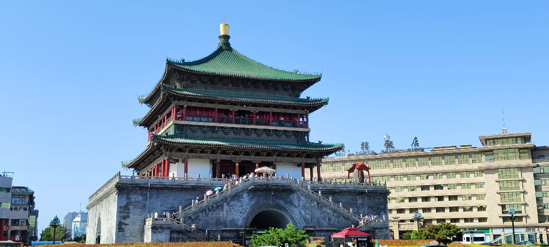 西安是國務(wù)院公布的首批國家歷史文化名城，有西周、秦、西漢、唐等在內(nèi)的13個朝代在此建都，是世界四大古都之一，中國古都學(xué)會認(rèn)定的中國建都朝代最多、帝都?xì)v史最長的古都。曾經(jīng)作為中國首都和政治、經(jīng)濟、文化中心長達(dá)1100多年。旅游景點有秦始皇兵馬俑博物館、大雁塔、陜西歷史博物館、華清池景區(qū)、碑林博物館等