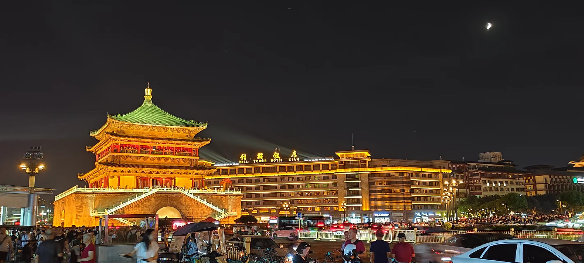 西安是國務(wù)院公布的首批國家歷史文化名城，有西周、秦、西漢、唐等在內(nèi)的13個朝代在此建都，是世界四大古都之一，中國古都學(xué)會認(rèn)定的中國建都朝代最多、帝都?xì)v史最長的古都。曾經(jīng)作為中國首都和政治、經(jīng)濟、文化中心長達(dá)1100多年。旅游景點有秦始皇兵馬俑博物館、大雁塔、陜西歷史博物館、華清池景區(qū)、碑林博物館等