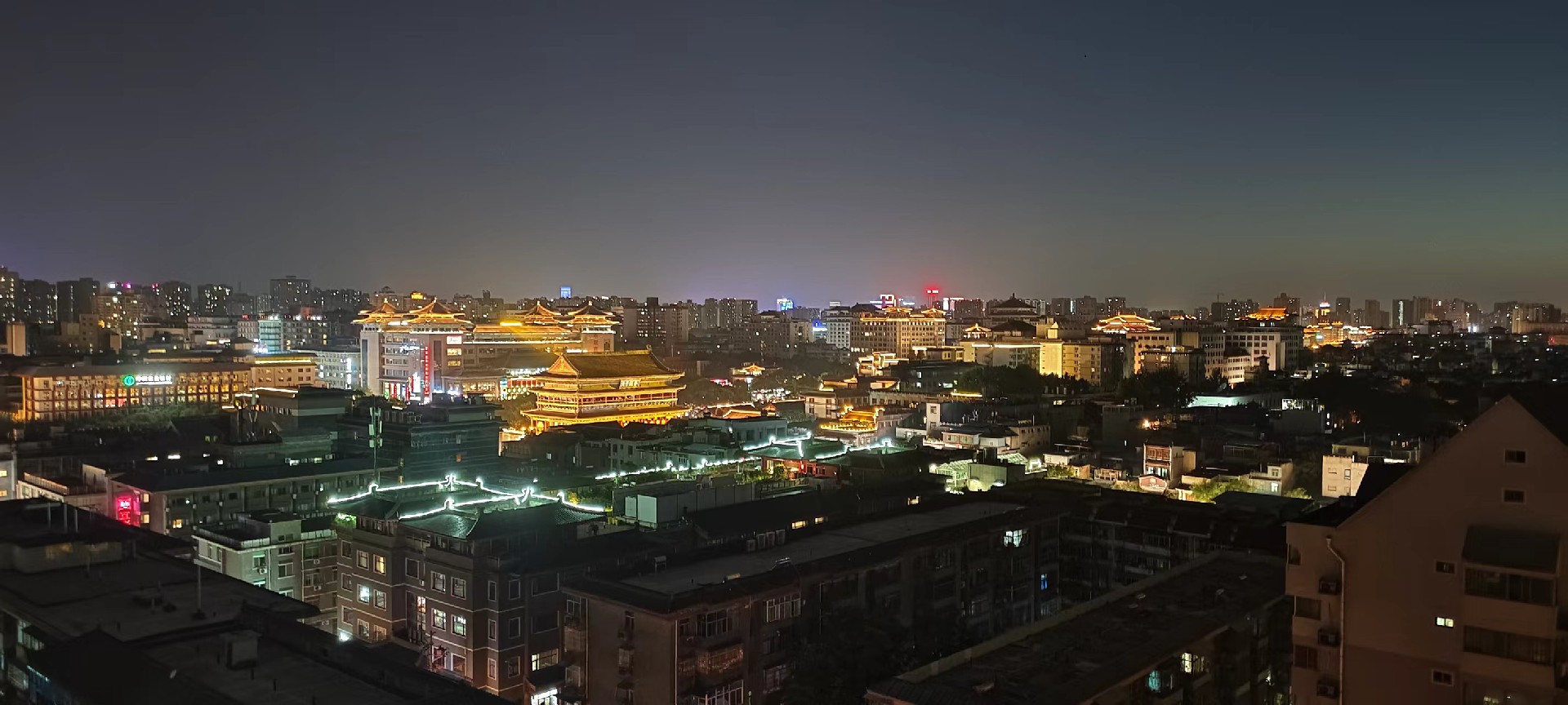 西安是國務(wù)院公布的首批國家歷史文化名城，有西周、秦、西漢、唐等在內(nèi)的13個朝代在此建都，是世界四大古都之一，中國古都學(xué)會認(rèn)定的中國建都朝代最多、帝都?xì)v史最長的古都。曾經(jīng)作為中國首都和政治、經(jīng)濟、文化中心長達(dá)1100多年。旅游景點有秦始皇兵馬俑博物館、大雁塔、陜西歷史博物館、華清池景區(qū)、碑林博物館等