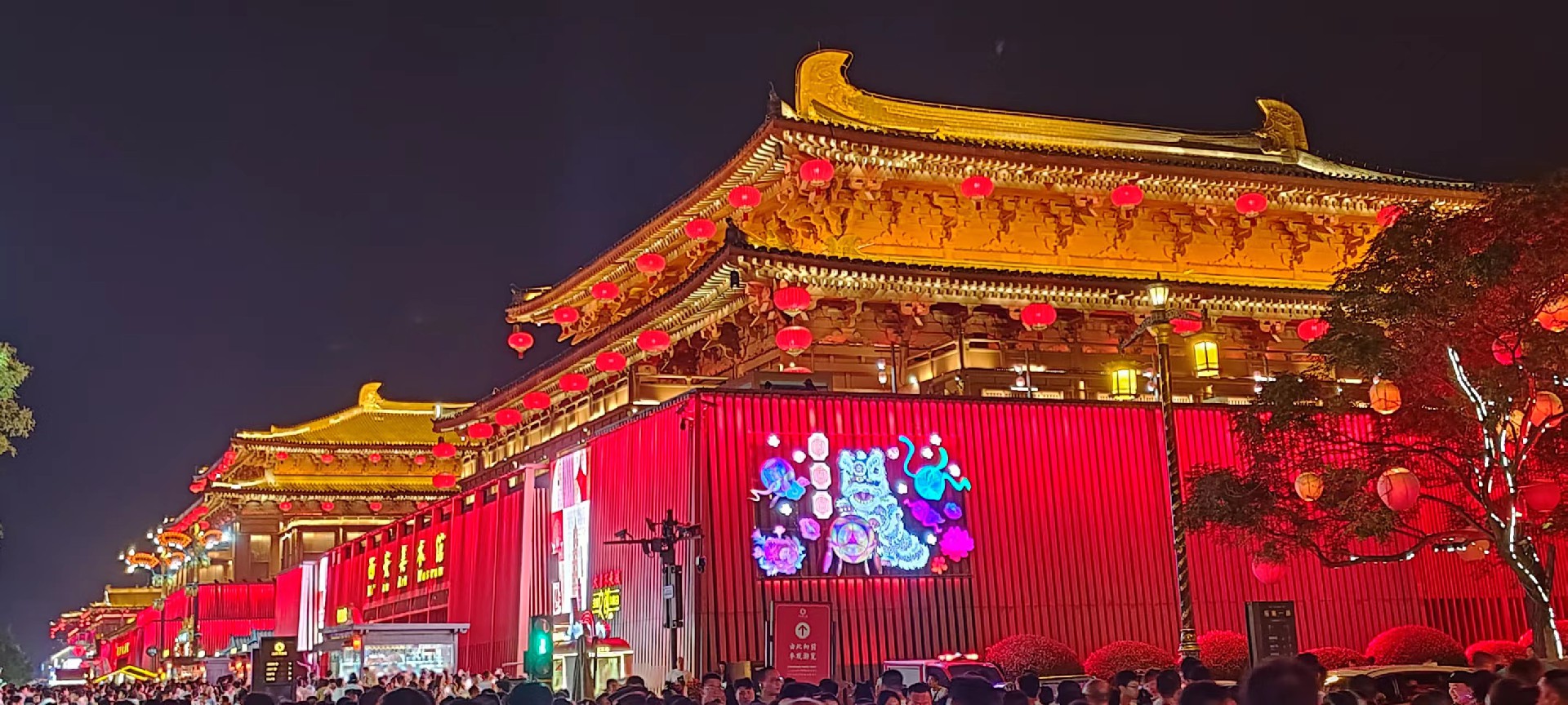 西安是國務(wù)院公布的首批國家歷史文化名城，有西周、秦、西漢、唐等在內(nèi)的13個朝代在此建都，是世界四大古都之一，中國古都學(xué)會認(rèn)定的中國建都朝代最多、帝都?xì)v史最長的古都。曾經(jīng)作為中國首都和政治、經(jīng)濟、文化中心長達(dá)1100多年。旅游景點有秦始皇兵馬俑博物館、大雁塔、陜西歷史博物館、華清池景區(qū)、碑林博物館等