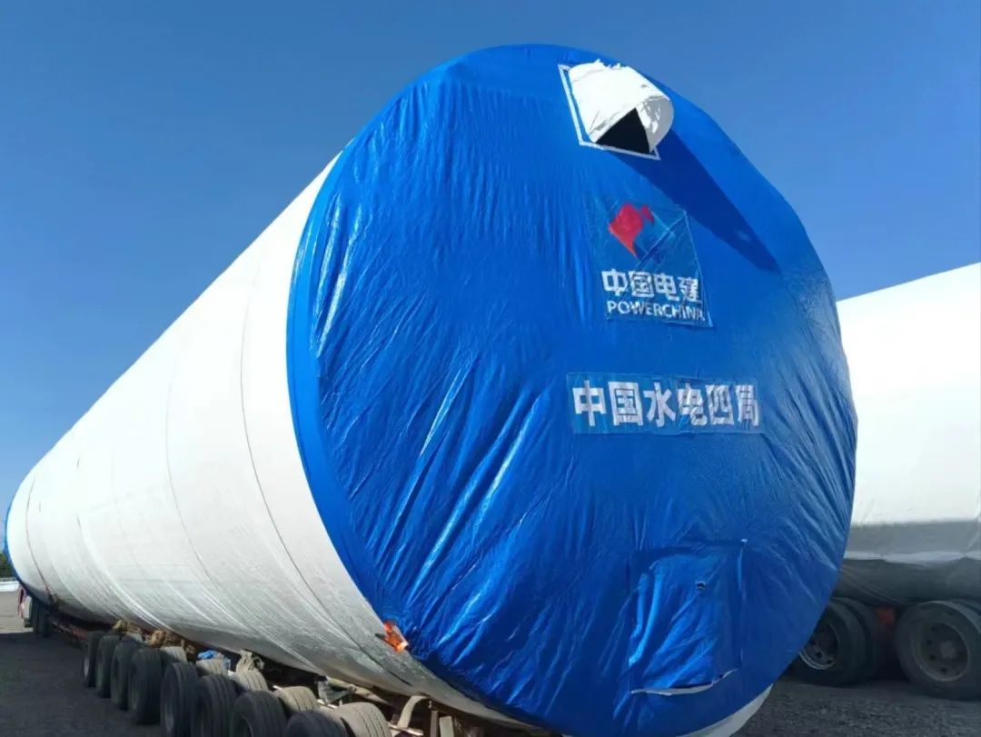 近日,河鋼集團舞鋼公司生產的一批風電項目用鋼板如期發往客戶,將用于新彊吐魯番市重點能源項目——廣東能源托克遜縣100萬千瓦風電項目的風電塔筒制造。目前,舞鋼已累計向該項目供應風電項目用鋼板近2萬噸。 近日,河鋼集團舞鋼公司生產的一批風電項目用鋼板如期發往客戶,將用于新彊吐魯番市重點能源項目——廣東能源托克遜縣100萬千瓦風電項目的風電塔筒制造。目前,舞鋼已累計向該項目供應風電項目用鋼板近2萬噸。