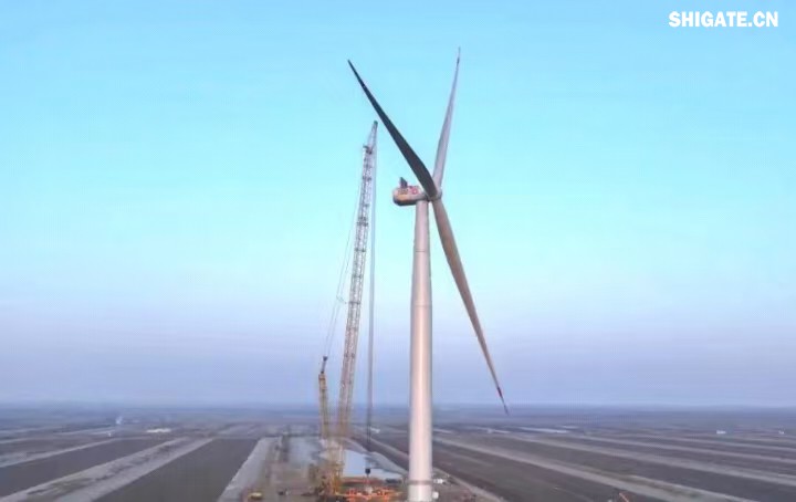 1月11日,全球最大功率等級的漂浮式風電機組——中國中車“啟航號”在山東東營風電裝備測試認證創新基地吊裝成功,標志著我國在海上超大型風機的探索邁出重要一步。該項目風電機組的配套塔筒是全球直徑最大、重量最重的塔筒型號,所用鋼板由河鋼集團舞鋼公司獨家提供。 微信圖片_20250220083217.jpg 舞鋼公司深入貫徹集團要求,以客戶需求為導向,大力開展技術營銷,不斷優化營銷方案,通過提供“一攬子”解決方案,滿足高端客戶對高品質產品和未來發展的需求,加速由生產型向“制造+服務”型企業轉變。該項目對產品抗沖擊性能及表面質量有著極為嚴苛的要求,且交貨期較短,生產難度相當大。為確保合同順利交付,舞鋼公司產線各單位協同聯動,強化工藝和生產過程控制,攻克了高強度與高延伸率匹配、低溫沖擊韌性匹配等一系列技術難題,確保了產品各項指標全部滿足客戶要求,并按期交付客戶。 微信圖片_20250220083224.jpg “啟航號”20MW漂浮式海上風電塔筒是專門為20MW及以上海上漂浮式風機提供系統解決方案而設計的,是全球最大功率漂浮式風電機組的配套塔筒,總高度為141.15米,最大直徑12米,重量達到了1576噸。 1月11日,全球最大功率等級的漂浮式風電機組——中國中車“啟航號”在山東東營風電裝備測試認證創新基地吊裝成功,標志著我國在海上超大型風機的探索邁出重要一步。該項目風電機組的配套塔筒是全球直徑最大、重量最重的塔筒型號,所用鋼板由河鋼集團舞鋼公司獨家提供。 微信圖片_20250220083217.jpg 舞鋼公司深入貫徹集團要求,以客戶需求為導向,大力開展技術營銷,不斷優化營銷方案,通過提供“一攬子”解決方案,滿足高端客戶對高品質產品和未來發展的需求,加速由生產型向“制造+服務”型企業轉變。該項目對產品抗沖擊性能及表面質量有著極為嚴苛的要求,且交貨期較短,生產難度相當大。為確保合同順利交付,舞鋼公司產線各單位協同聯動,強化工藝和生產過程控制,攻克了高強度與高延伸率匹配、低溫沖擊韌性匹配等一系列技術難題,確保了產品各項指標全部滿足客戶要求,并按期交付客戶。 微信圖片_20250220083224.jpg “啟航號”20MW漂浮式海上風電塔筒是專門為20MW及以上海上漂浮式風機提供系統解決方案而設計的,是全球最大功率漂浮式風電機組的配套塔筒,總高度為141.15米,最大直徑12米,重量達到了1576噸。