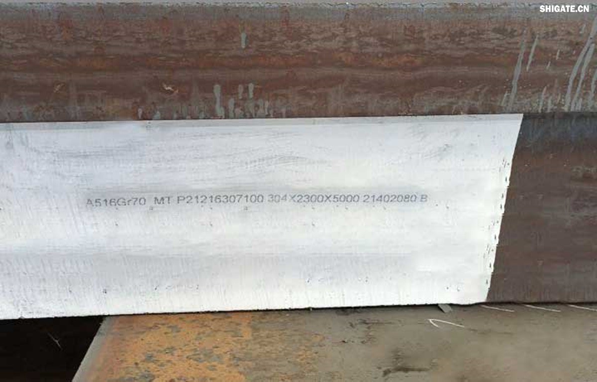 河鋼舞鋼積極發揮技術優勢，打造更多“單打冠軍”產品。成立高難要求SA516Gr70小微攻關團隊，采用專用成分設計、一體化特殊工藝，攻克相關技術難題，不斷提高產品質量，研發出更高技術含量的高附加值產品，滿足客戶的個性化需求。在今年5月，河鋼舞鋼為客戶研發出厚度203mm、技術含量在當時均創同類鋼板之更的高性能SA516Gr70，助力我國重點PTA（精對苯二甲酸）項目建設。短短三個月，便再次實現突破，成功生產304mm厚SA516Gr70鋼板，實現高難要求容器用鋼SA516Gr70從8mm到304mm厚度規格的全覆蓋。鋼板具備優良沖擊溫度性能，可廣泛應用于常溫到零下52攝氏度的環境，耐高溫模焊時間可達26小時。產品不僅在重點工程項目得到應用，還遠銷海外，獲得市場高度認可。